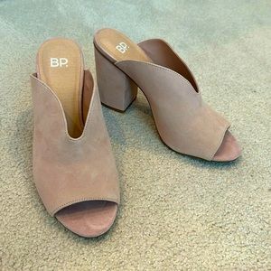 BP women’s size 8 blush heels, EUC (worn once), subtle rub on suede on left heel